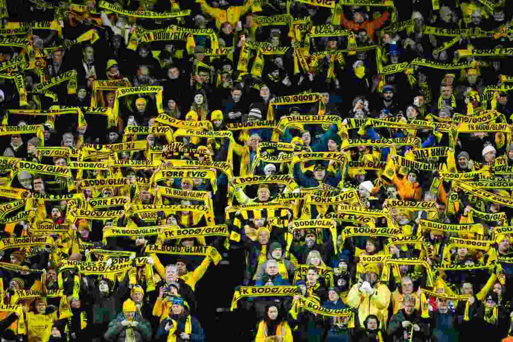 Il muro dei tifosi del Bodo Glimt che festeggia la vittoria sullo Sporting Lisbona