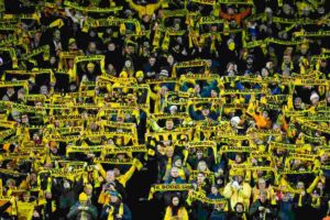 Il muro dei tifosi del Bodo Glimt che festeggia la vittoria sullo Sporting Lisbona