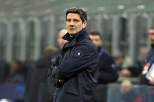 Chivu mentre guarda l'Inter che fa alcune giocate nel derby