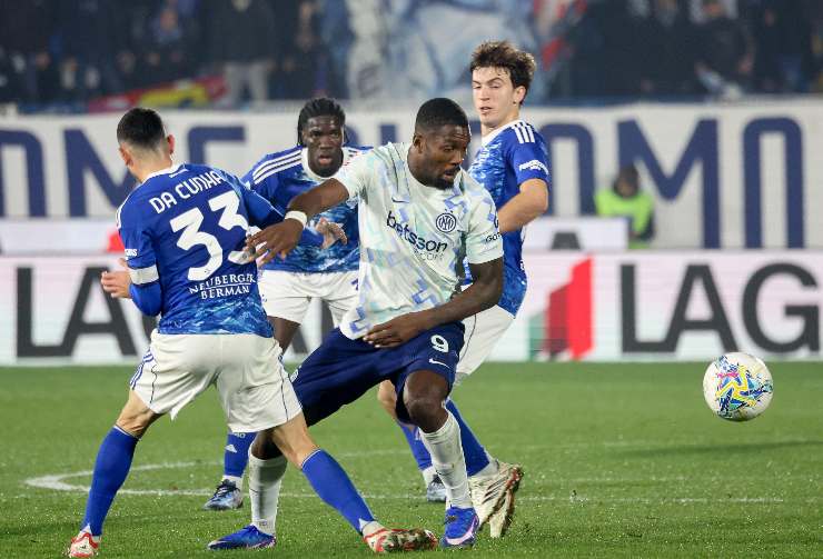 Un momento della gara di Coppa Italia tra Como e Inter con Thuram in azione offensiva