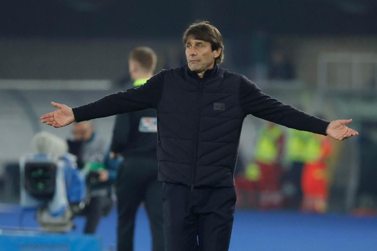 Antonio Conte mentre guida la sua squadra in campo