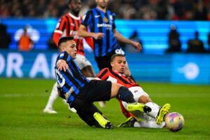 Un momento del derby tra Inter e Milan con Lautaro Martinez