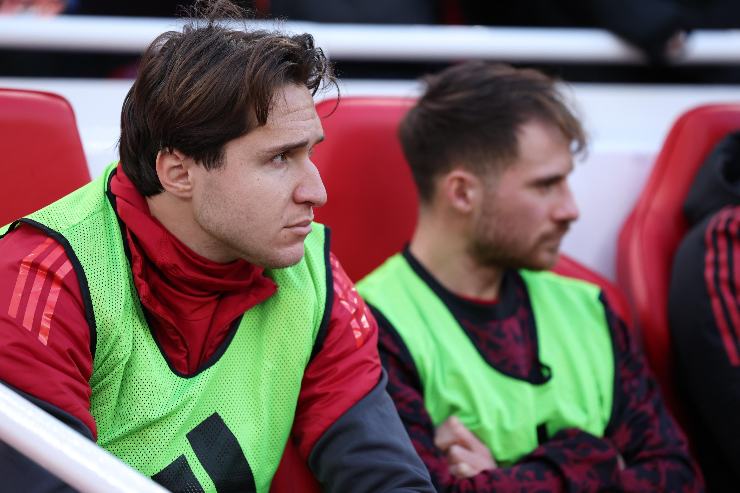 Federico Chiesa mentre è in panchina a Liverpool