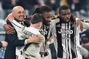 Spalletti e i giocatori della Juventus dopo il gol segnato al Pisa