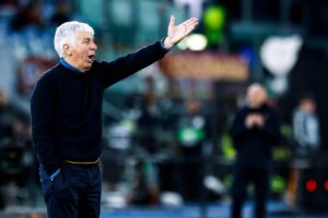 Gasperini mentre dà indicazioni ai suoi giocatori