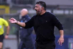 Gennaro Gattusa mentre sprona i suoi giocatori