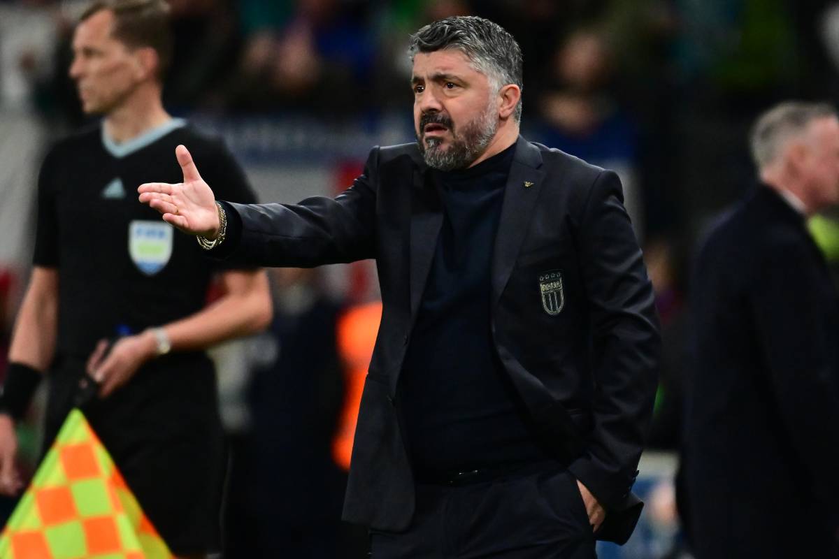 Gennaro Gattuso mentre dà ordini e disposizioni ai suoi giocatori durante la gara con l'Irlanda