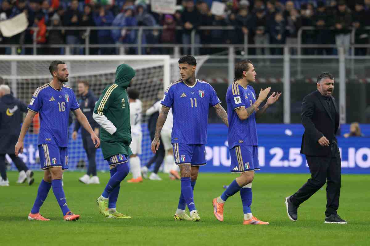Gennaro Gattuso che lascia il campo insieme ai giocatori