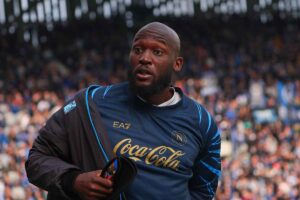 Romelu Lukaku che guarda stupito verso la panchina