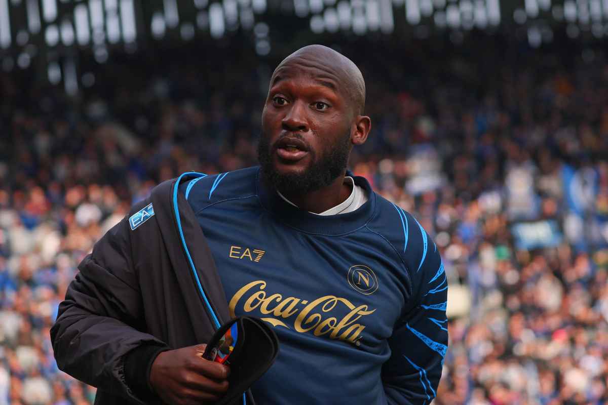 Romelu Lukaku che guarda stupito verso la panchina