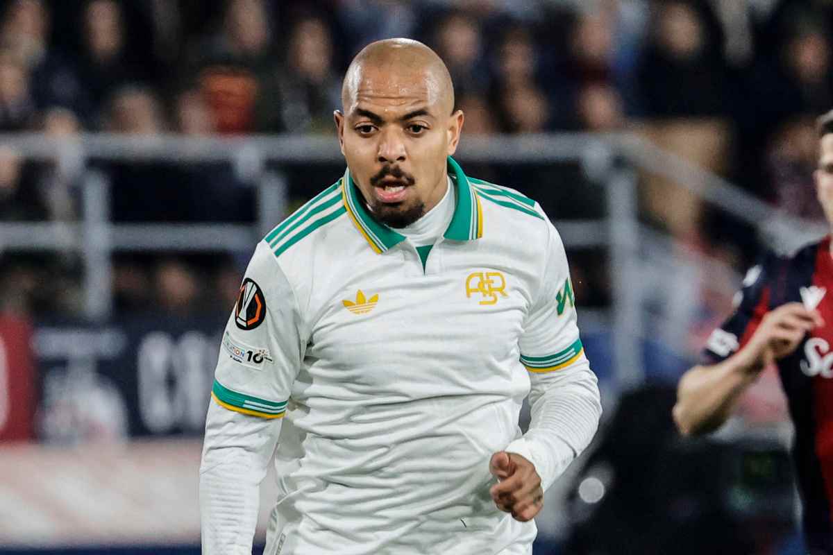 Malen mentre si destreggia durante Bologna-Roma in Europa League