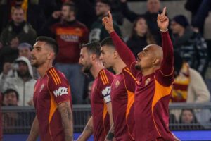La Roma e Malen che esultano al gol realizzato alla Juventus