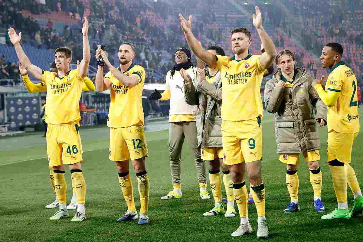 I giocatori del Milan mentre festeggiano la vittoria