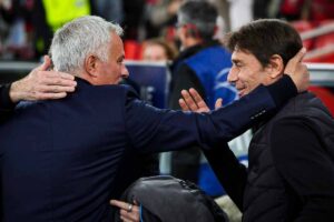 Conte e Mourinho che si abbracciano prima di Benfica Napoli