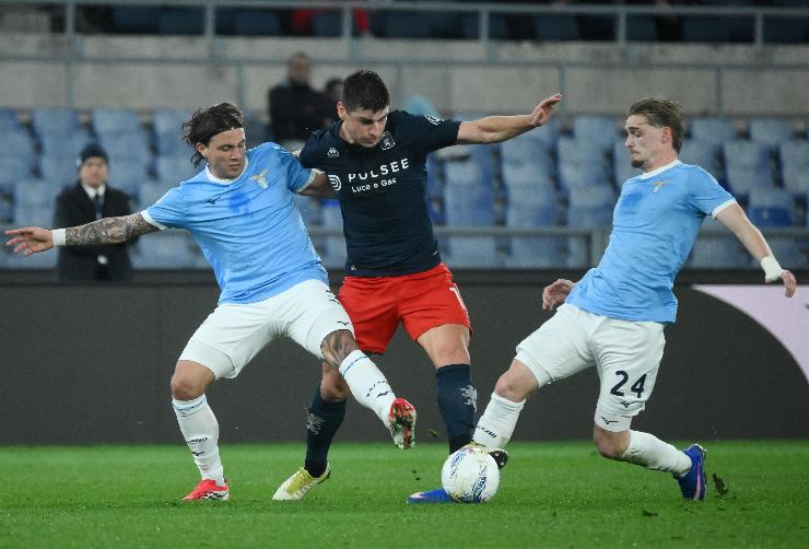 Kenneth Taylor che cerca di togliere il pallone