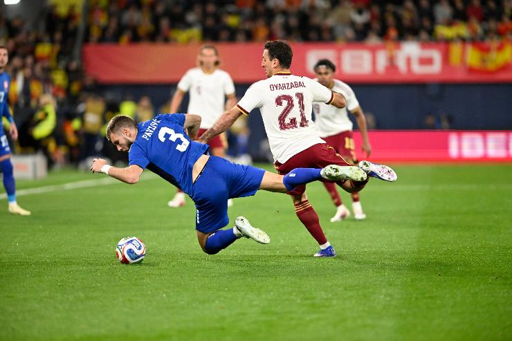 Pavlovic mentre gioca contro la Spagna per la sua nazionale