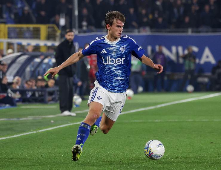 Nico Paz mentre cerca di fare un assist