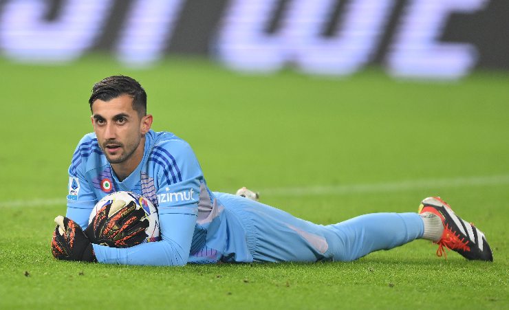 Il portiere della Juve Perin mentre para un pallone