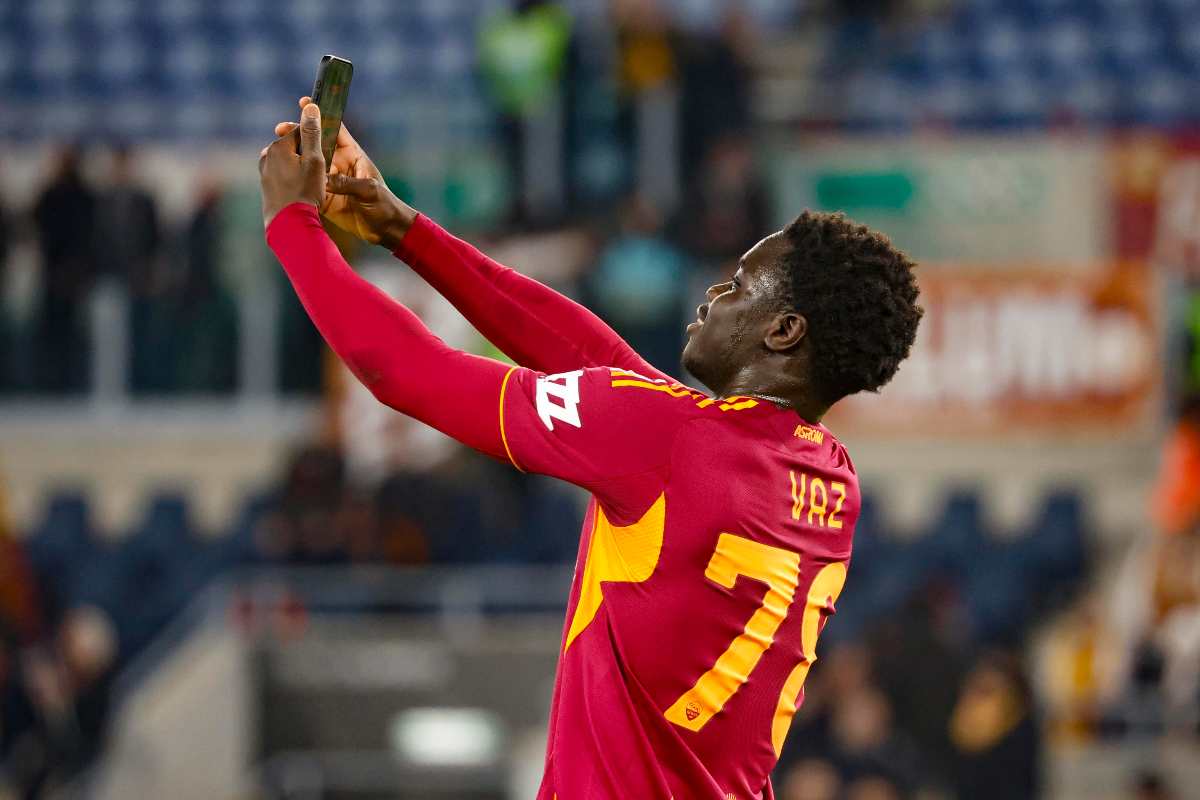 Robinio Vaz esulta in maniera particolare dopo il gol