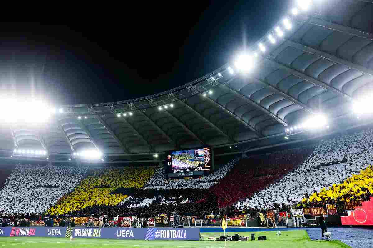 La scenografia dei tifosi della Roma prima della gara col Bologna