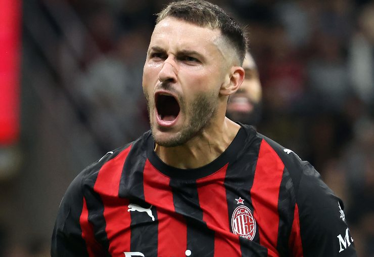 Santigoa Gimenez mentre esulta dopo uno dei pochi gol segnati in questa stagione