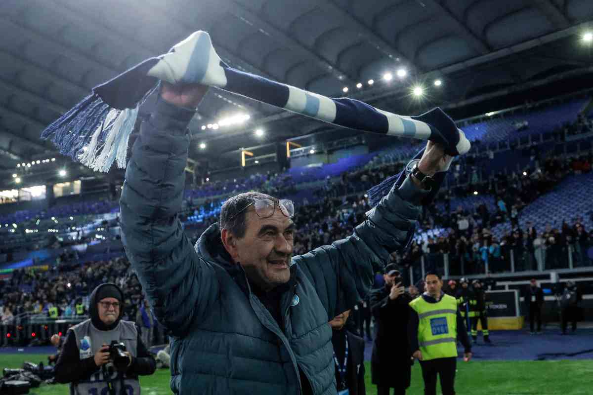 Maurizio Sarri sotto la curva dopo la vittoria sul Milan