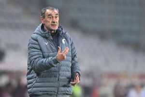 Maurizio Sarri mentre dà indicazioni ai suoi giocatori