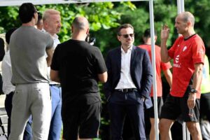 Il diesse Igli Tare con Allegri e Ibrahimovic mentre progetta il futuro