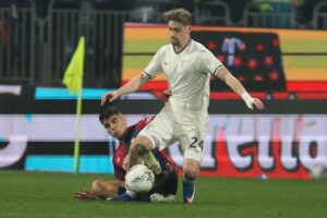 Kenneth Taylor mentre va a contrasto contro un avversario bolognese