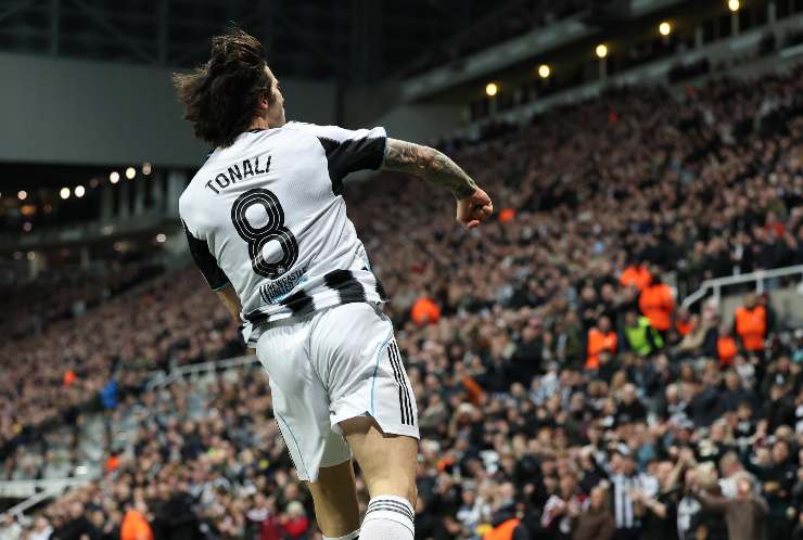 Sandro Tonali mentre esulta per una rete appena segnata