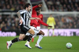 Sandro Tonali mentre viene contrastato in mezzo al campo