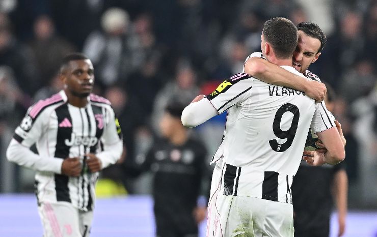 Vlahovic e Gatti che si abbracciano dopo una rete