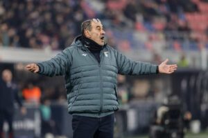 Maurizio Sarri mentre discute con gli arbitri