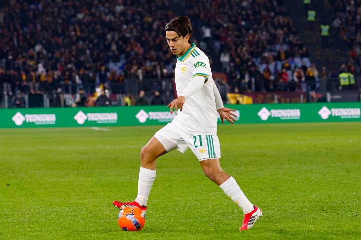 Dybala mentre tenta di dribblare un giocatore