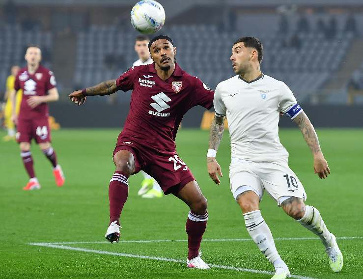 Mattia Zaccagni mentre tenta di saltare un giocatore del Torino