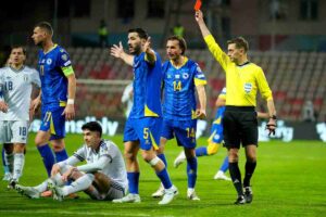 Bastoni nel momento dell'espulsione