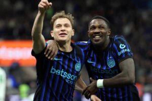 Barella esulta dopo una rete