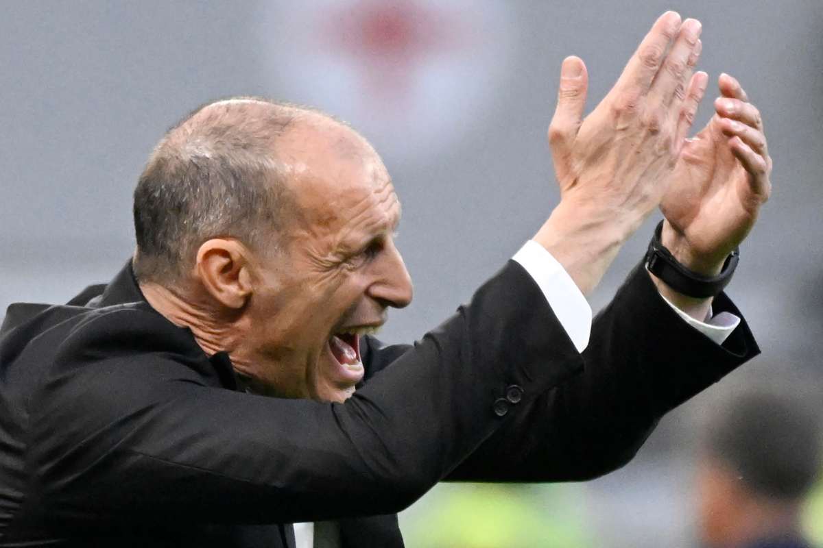 Max Allegri che cerca di spronare i suoi giocatori durante la gara con l'Udinese