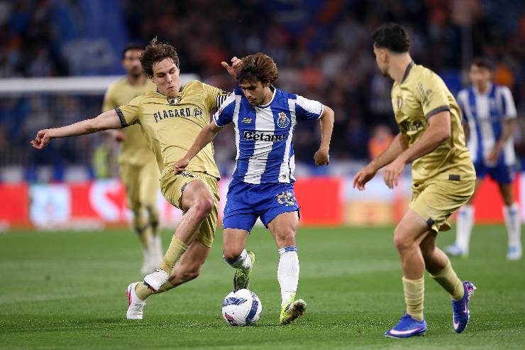 Araujo mentre cerca di superare un avversario