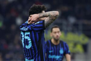 Alessandro Bastoni mentre si dispera per una rete subita