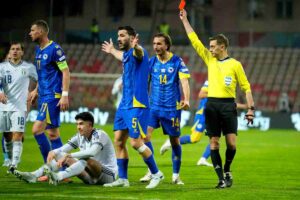 Il momento in cui in Bosnia-Italia viene espulso Bastoni