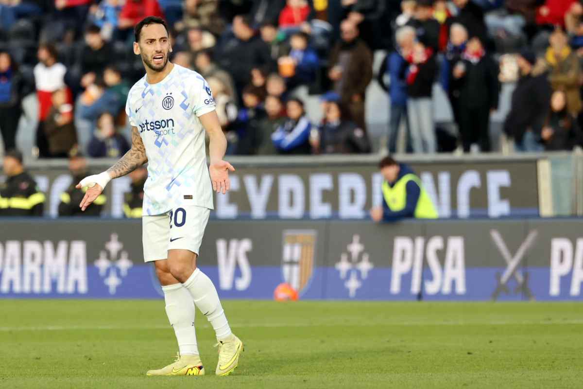 Calhanoglu mentre cerca di discutere con gli avversari