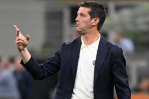 Il tecnico dell'Inter Chivu mentre dà indicazioni ai suoi giocatori