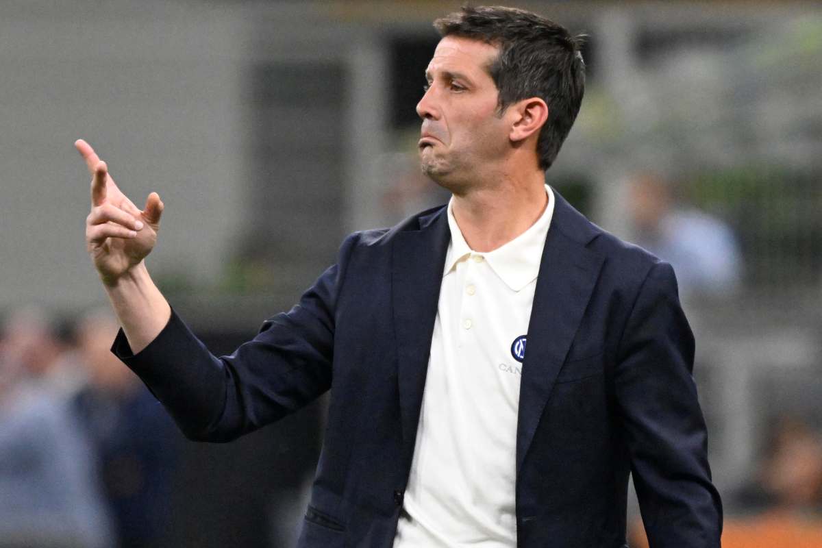 Il tecnico dell'Inter Chivu mentre dà indicazioni ai suoi giocatori