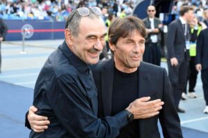 Il saluto e l'abbraccio di Sarri a Conte prima della gara tra Napoli e Lazio