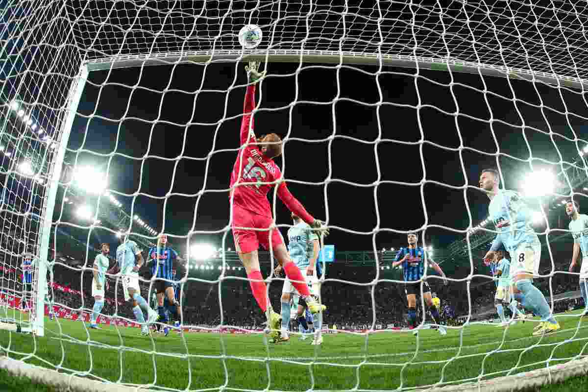 Di Gregorio mentre effettua una bella parata con l'Atalanta