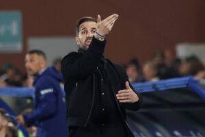 Il tecnico del Como Fabregas mentre dò indicazioni