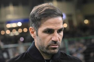 Cesc Fabregas mentre esce col volto scuro dopo la semifinale di coppa Italia con l'Inter