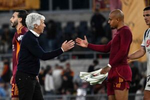 Gasperini e Malen che si abbracciano durante la gara con l'Atalanta