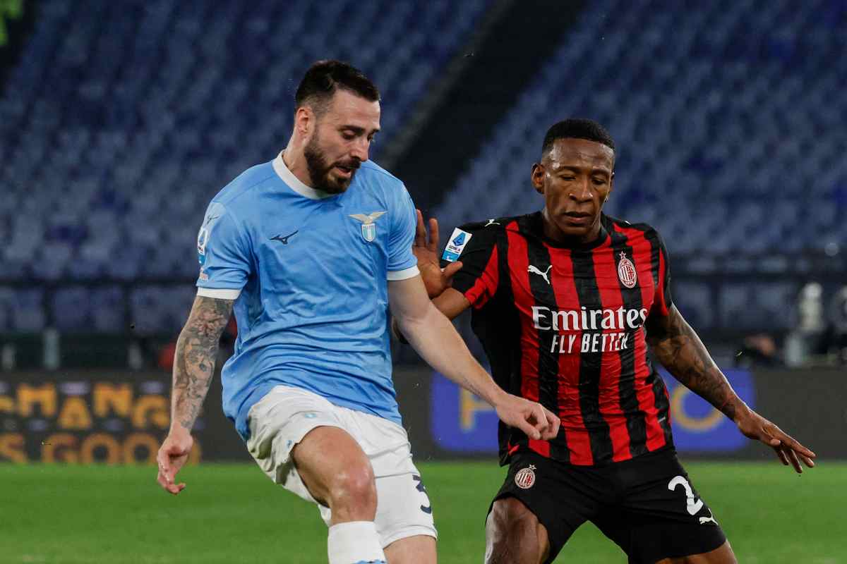 Mario Gila mentre cerca di ostaciolare un avversario del Milan